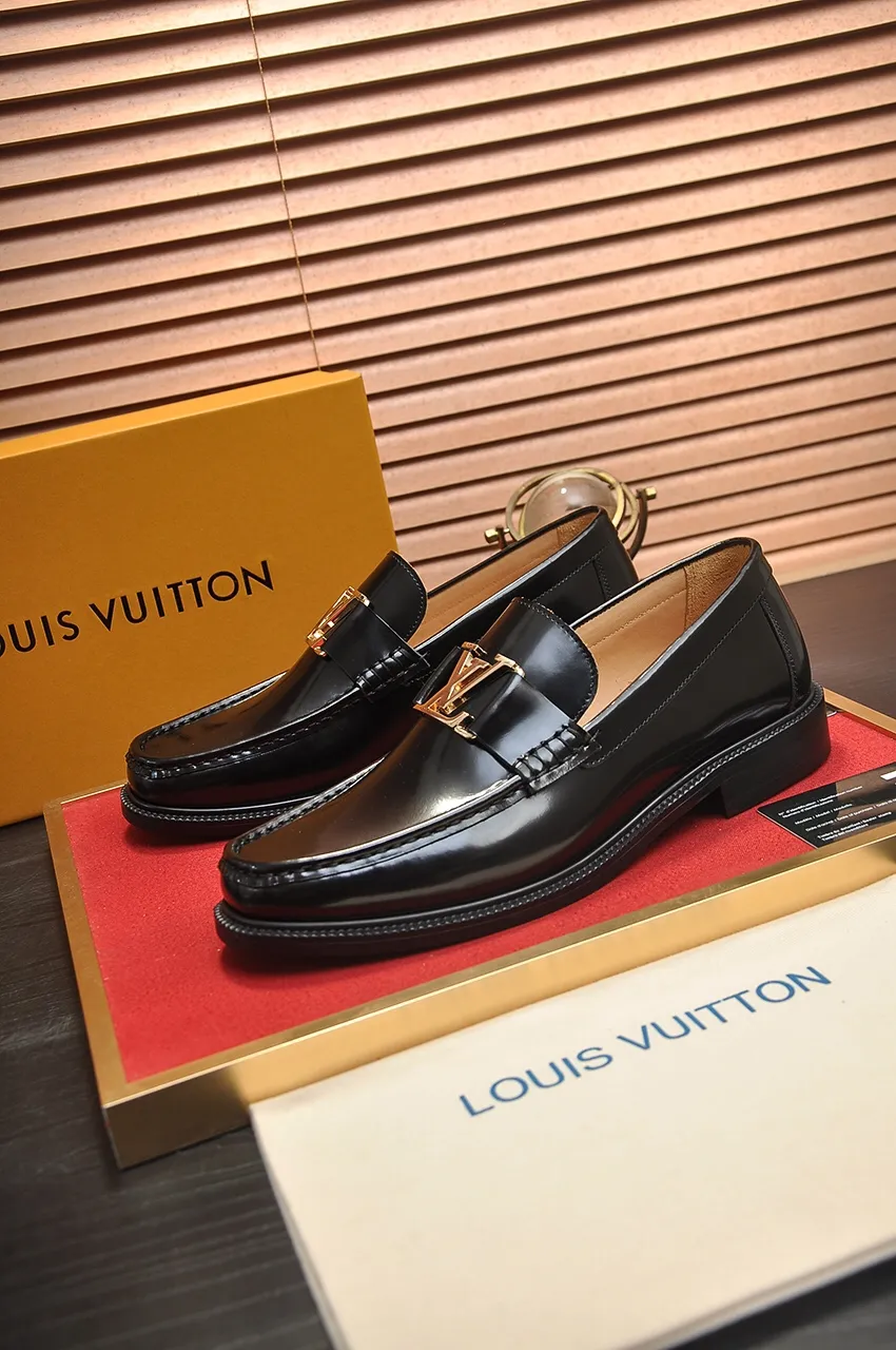 Men's men's shoes 💰560💶 [LV] (original single cowhide lining) 🍀LV's latest genuine leather business suit shoes are launched simultaneously on the official website. The first-layer cowhide imported from Italy is made of heavy gold, 💥1:1 rubber outsole from the official website. Versatile to wear, high-end without losing class, and the color combination is extraordinary. This four-season style is alluring when worn on your feet, showing off your big-name flair. Standard code 38-45 (45 customized)